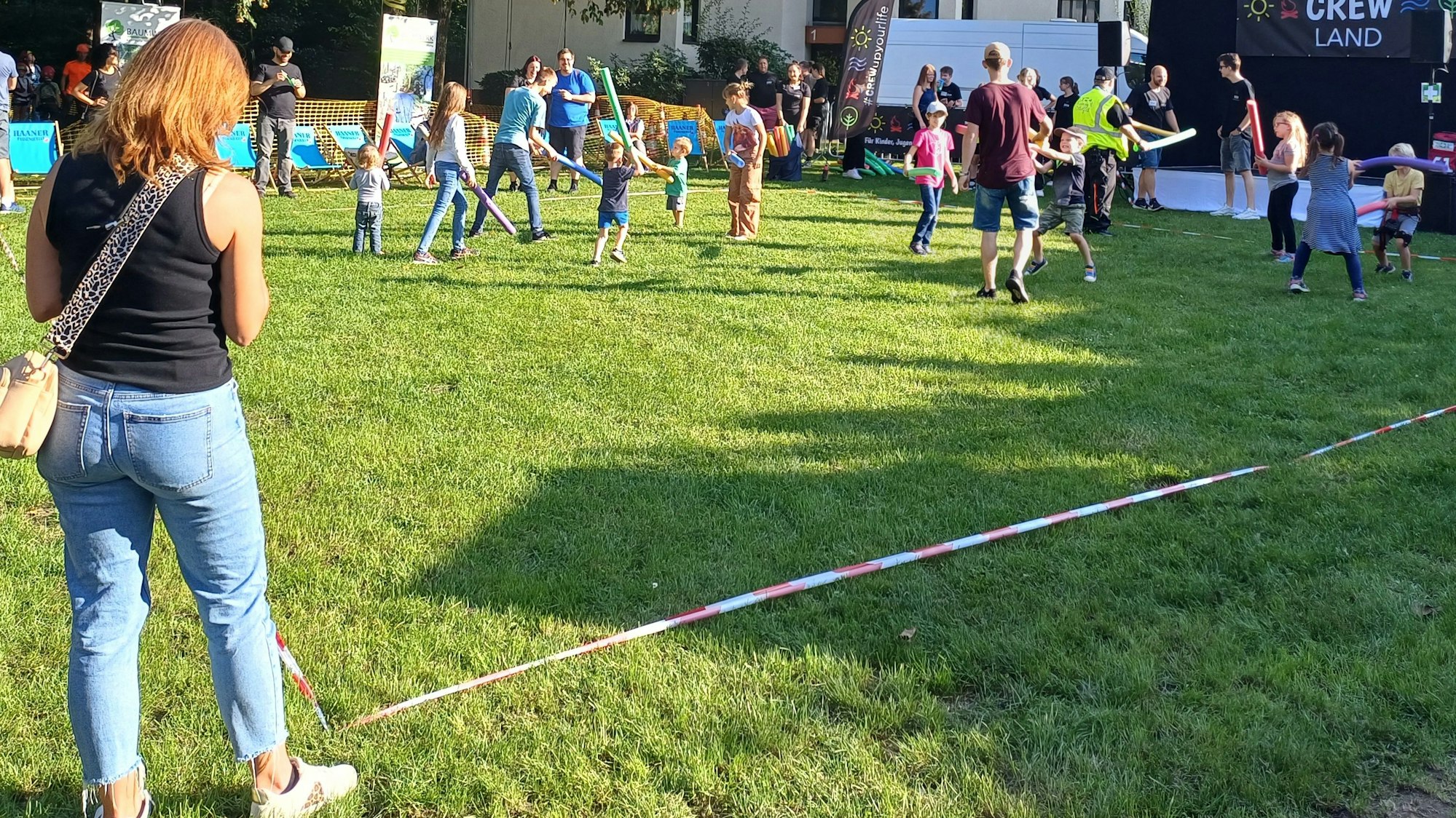 Auf der Leichlinger Postwiese jagten sich Kinder mit bunten Poolnudeln.