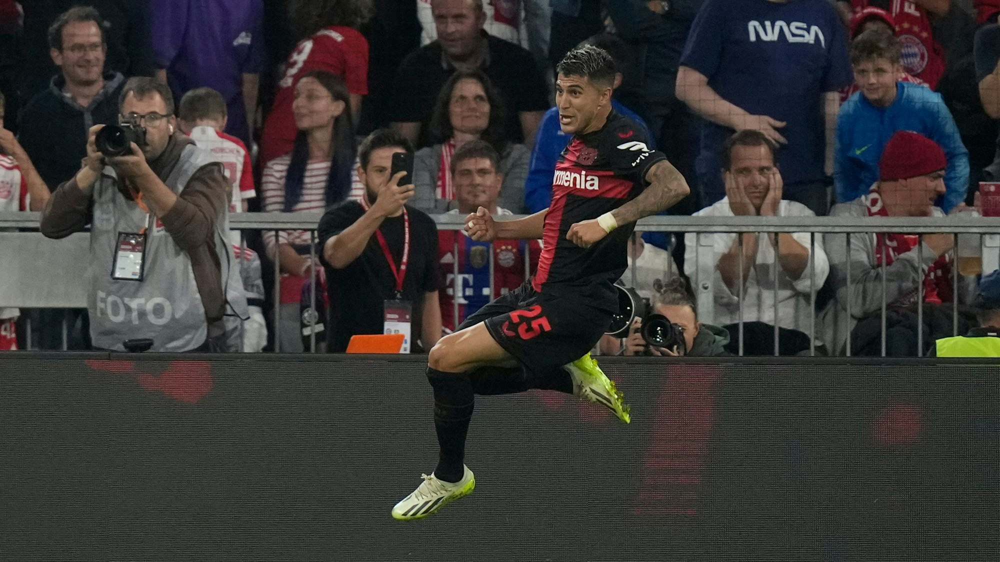 Leverkusen's Exequiel Palacios celebrates after scoring his side's second goal during the German Bundesliga soccer match between Bayern Munich and Bayer 04 Leverkusen, at the Allianz Arena stadium in Munich, Germany, Friday, Sept. 15, 2023. (AP Photo/Matthias Schrader)