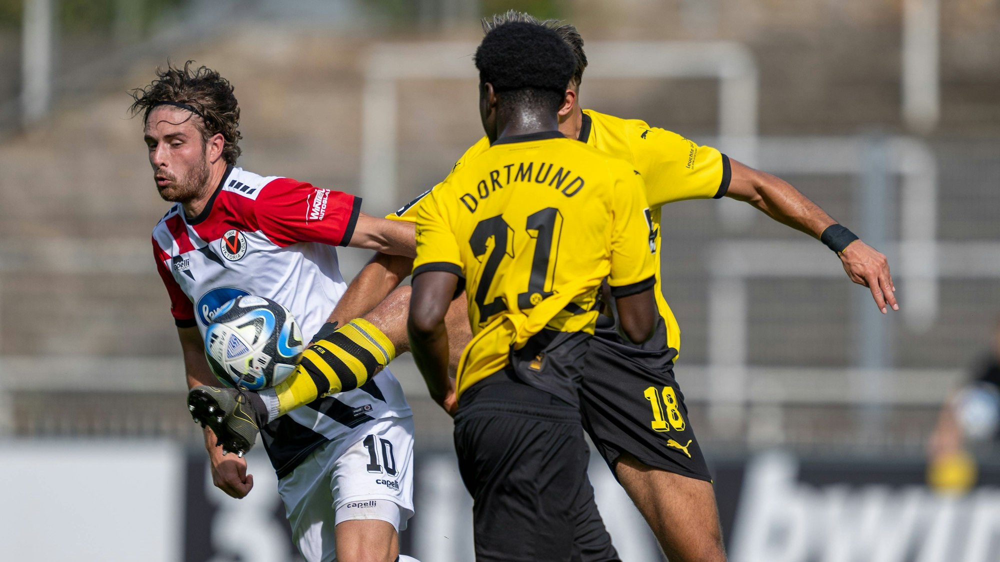 GER, 3. LIga, Borussia Dortmund U23 vs FC Viktoria Koeln, Saison 2023/24, / 16.09.2023, Stadion Rote Erde, Dortmund, GER, 3. LIga, Borussia Dortmund U23 vs FC Viktoria Koeln, Saison 2023/24, Im Bild: Antonios Papadopulos BVB U23, 18 mit dem Fuss vor David Philipp FC Viktoria Koeln, 10 *** GER, 3 LIga, Borussia Dortmund U23 vs FC Viktoria Koeln, season 2023 24, 16 09 2023, Stadion Rote Erde, Dortmund, GER, 3 LIga, Borussia Dortmund U23 vs FC Viktoria Koeln, season 2023 24, In picture Antonios Papadopulos BVB U23, 18 with foot in front of David Philipp FC Viktoria Koeln, 10 nordphotoxGmbHxx/xDenkinger nph00015