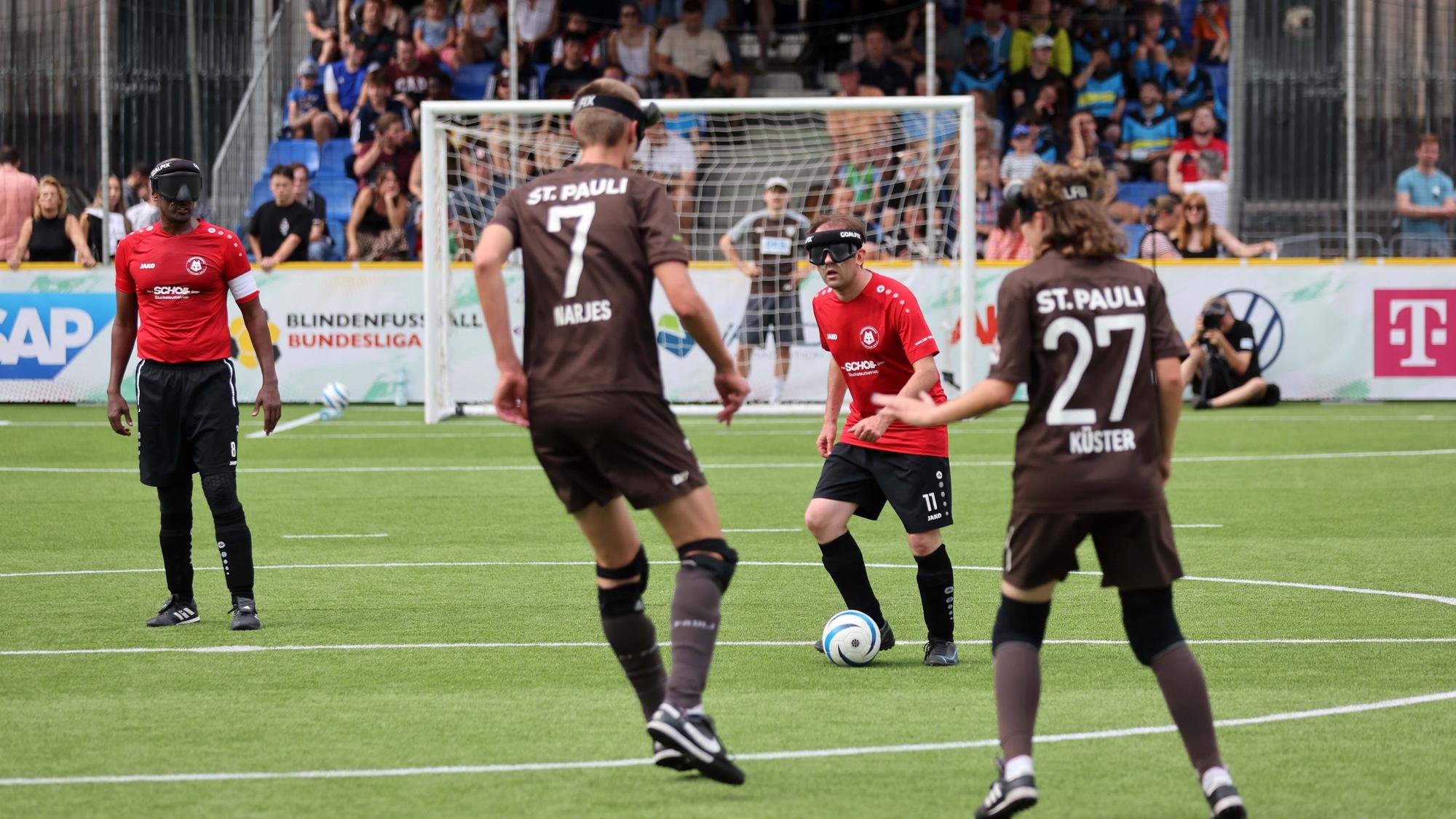 Auf dem Roncalliplatz am Kölner Dom wurde für die entscheidenden Spiele der Blindenfußball-Meisterschaft Kunstrasen verlegt. Viele Menschen verfolgten die Begegnungen im Rahmen der Inklusionstage.