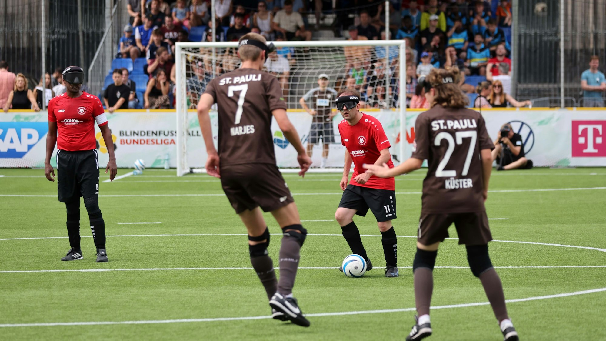 Auf dem Roncalliplatz am Kölner Dom wurde für die entscheidenden Spiele der Blindenfußball-Meisterschaft Kunstrasen verlegt. Viele Menschen verfolgten die Begegnungen im Rahmen der Inklusionstage.