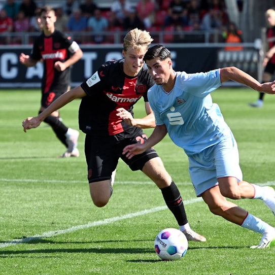 16.09.2023, Fussball-U19-Bayer 04 Leverkusen-1.FC köln
links: Filip Milojevic (Bayer)
rechts: Arda Süne (Köln)
Foto: Uli Herhaus