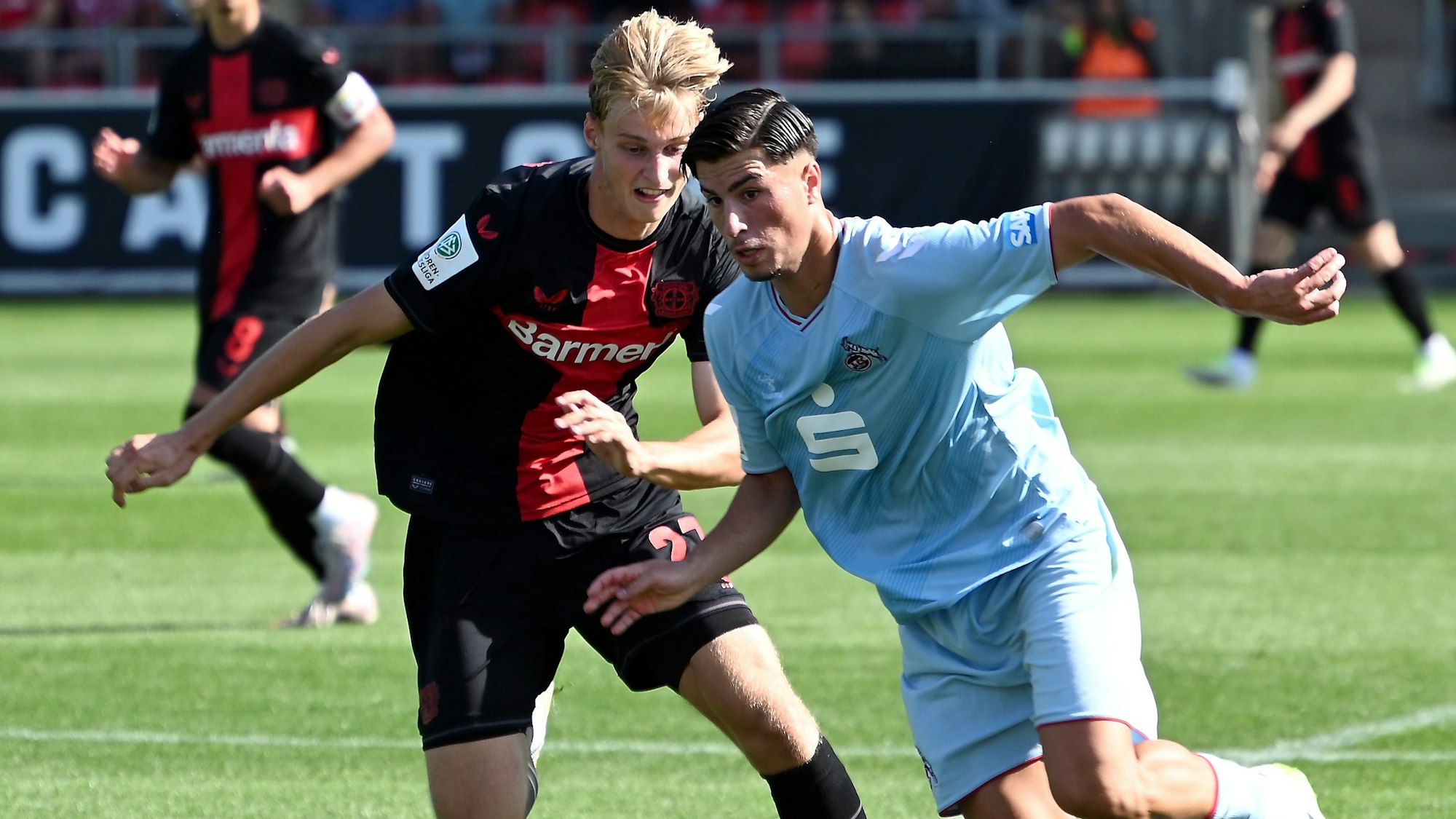 16.09.2023, Fussball-U19-Bayer 04 Leverkusen-1.FC köln
links: Filip Milojevic (Bayer)
rechts: Arda Süne (Köln)
Foto: Uli Herhaus