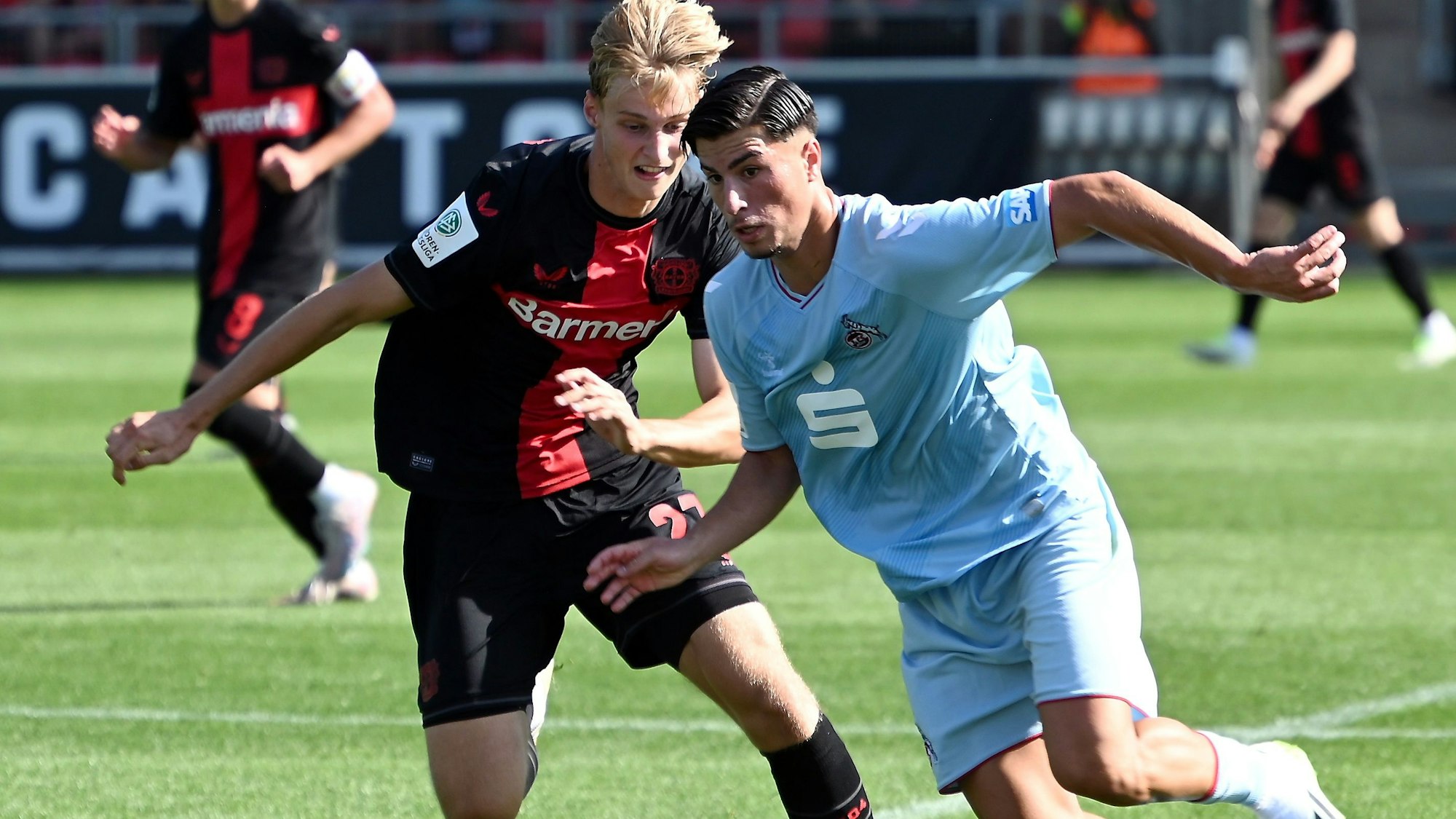 16.09.2023, Fussball-U19-Bayer 04 Leverkusen-1.FC köln
links: Filip Milojevic (Bayer)
rechts: Arda Süne (Köln)
Foto: Uli Herhaus