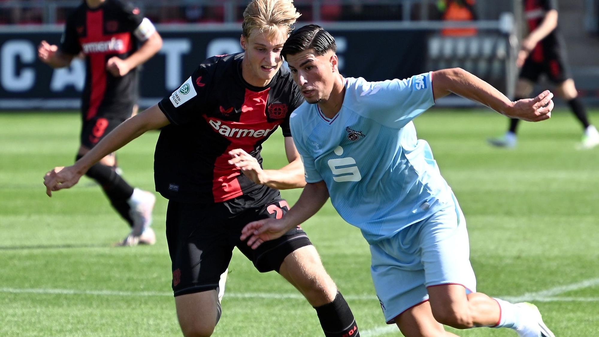 16.09.2023, Fussball-U19-Bayer 04 Leverkusen-1.FC köln
links: Filip Milojevic (Bayer)
rechts: Arda Süne (Köln)
Foto: Uli Herhaus