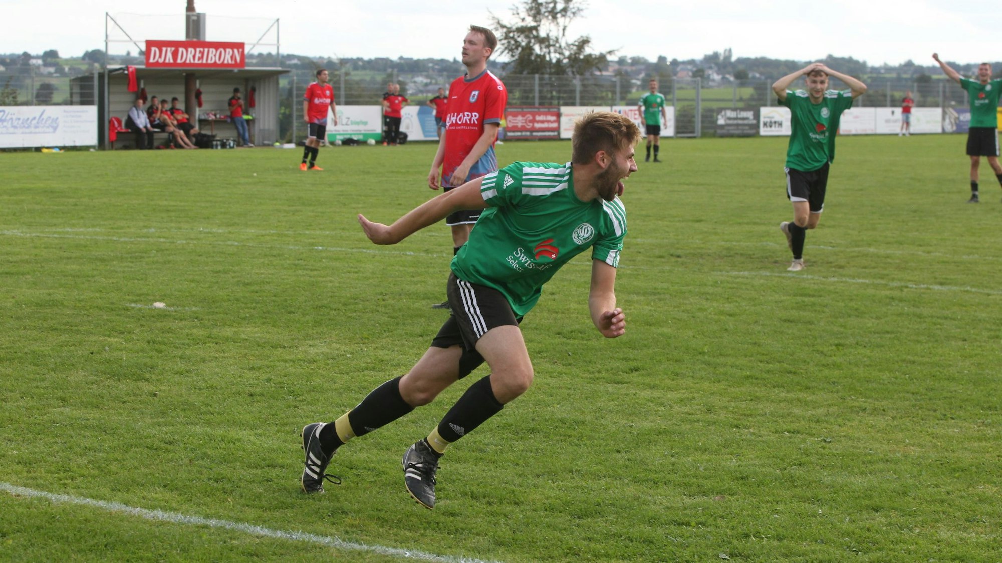 Das Bild zeigt den jubelnden Martin Hupp.