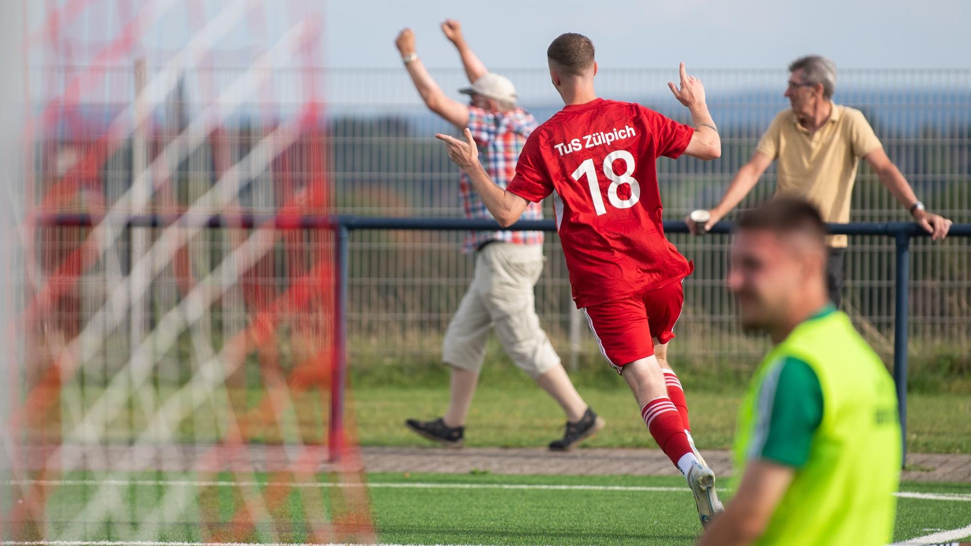 Das Bild zeigt Dominik Spies, wie er nach dem 1:0 jubelnd abdreht.