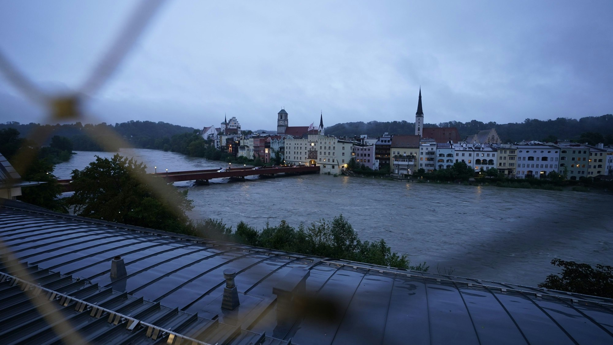 Die Aufnahme zeigt den hohen Wasserstand der Inn von schräg oben.