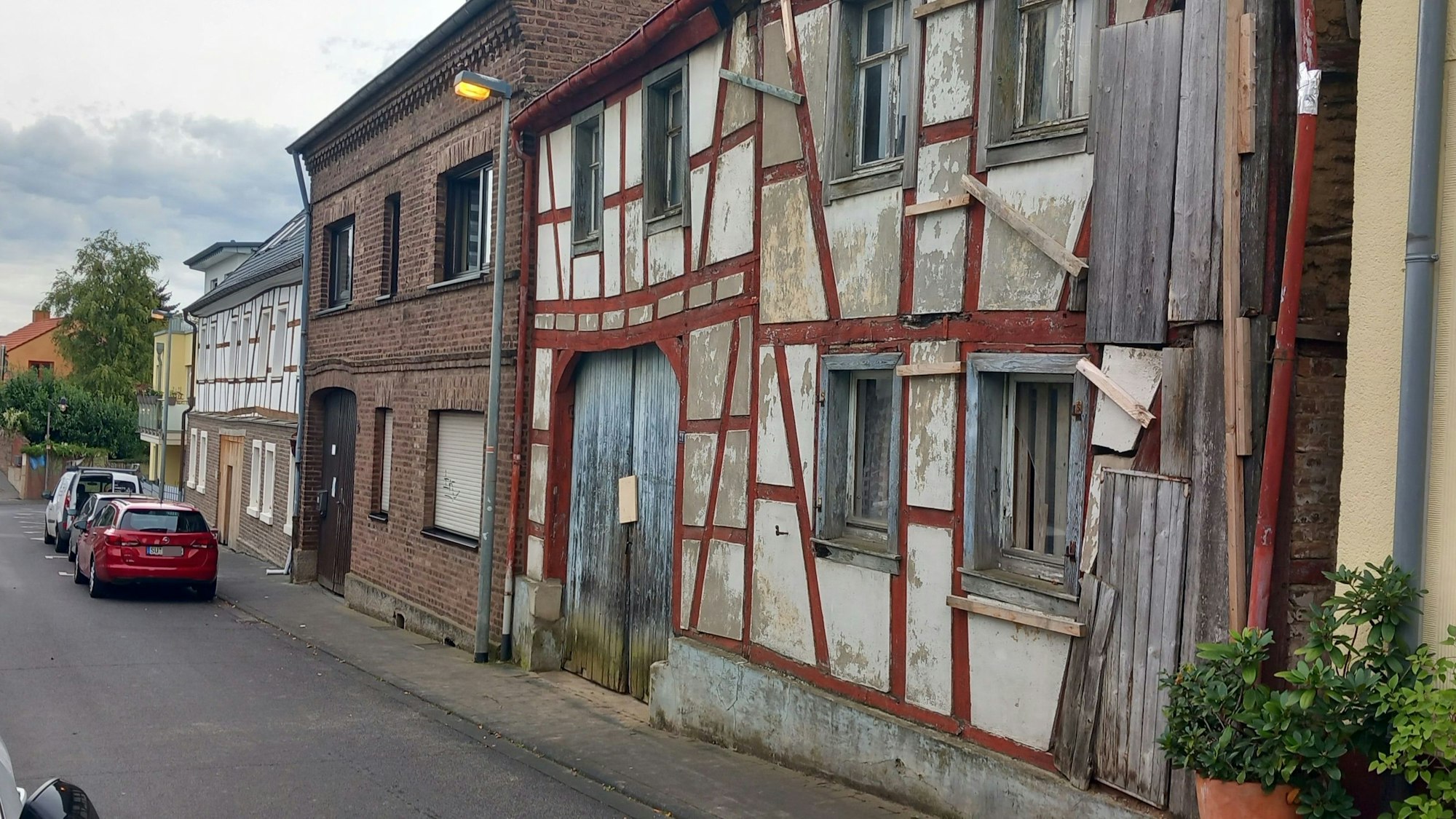 Der Görreshof (hinteres Fachwerkhaus) ist unversehrt. Der Brandort lag hinter dem Klinkerbau (Mitte)