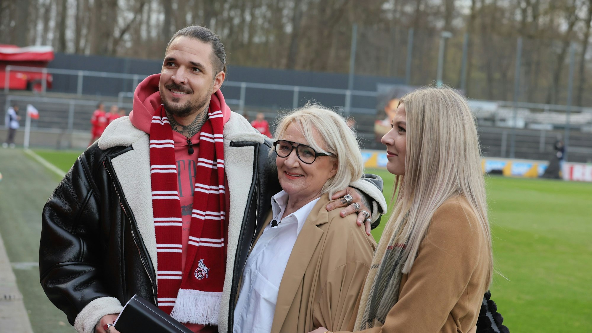 Zico Banach schaute zusammen mit seiner Mutter Claudia beim Gedächtnisspiel für seinen verstorbenen Vater Maurice Banach im März 2023 im Franz-Krämer-Stadion vorbei.