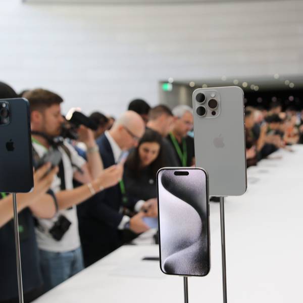 Das iPhone 15 Pro wird auf einer Messe vorgestellt.