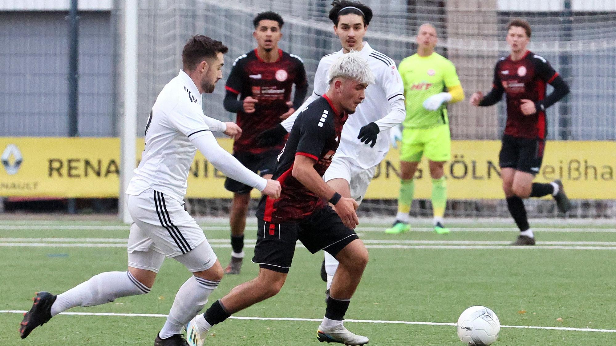 Fortuna Köln II vs. BCV Glesch-Paffendorf, Fußball Herren, Verbandsliga, rechts: Gianluis Di Fine (Fortuna), 04.12.2022, Bild: Herbert Bucco
Herbert Bucco