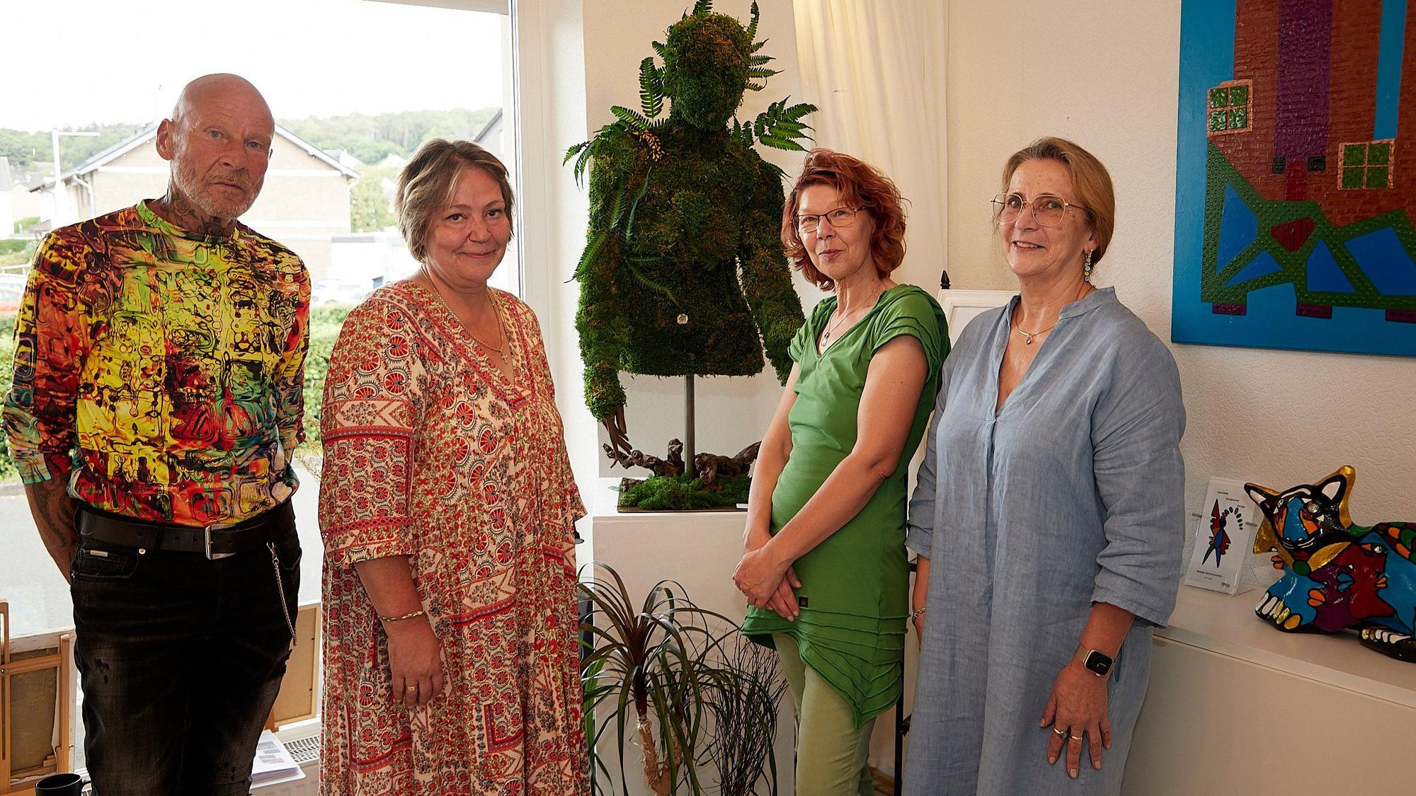 Das Bild zeigt die vier Kunstschaffenden, die bei der Eröffnung anwesend waren.