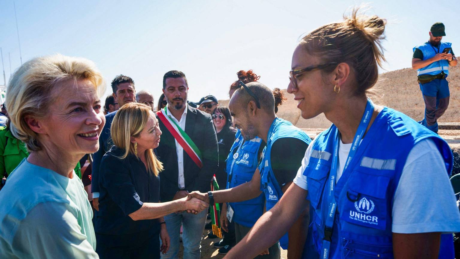 Sprechen auf Lampedusa mit Flüchtlingshelfern: EU-Kommissionspräsidentin Ursula von der Leyen und Italiens Ministerpräsidentin Giorgia Meloni