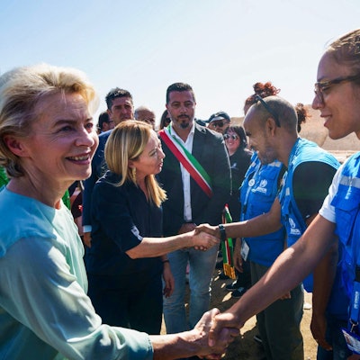 Sprechen auf Lampedusa mit Flüchtlingshelfern: EU-Kommissionspräsidentin Ursula von der Leyen und Italiens Ministerpräsidentin Giorgia Meloni