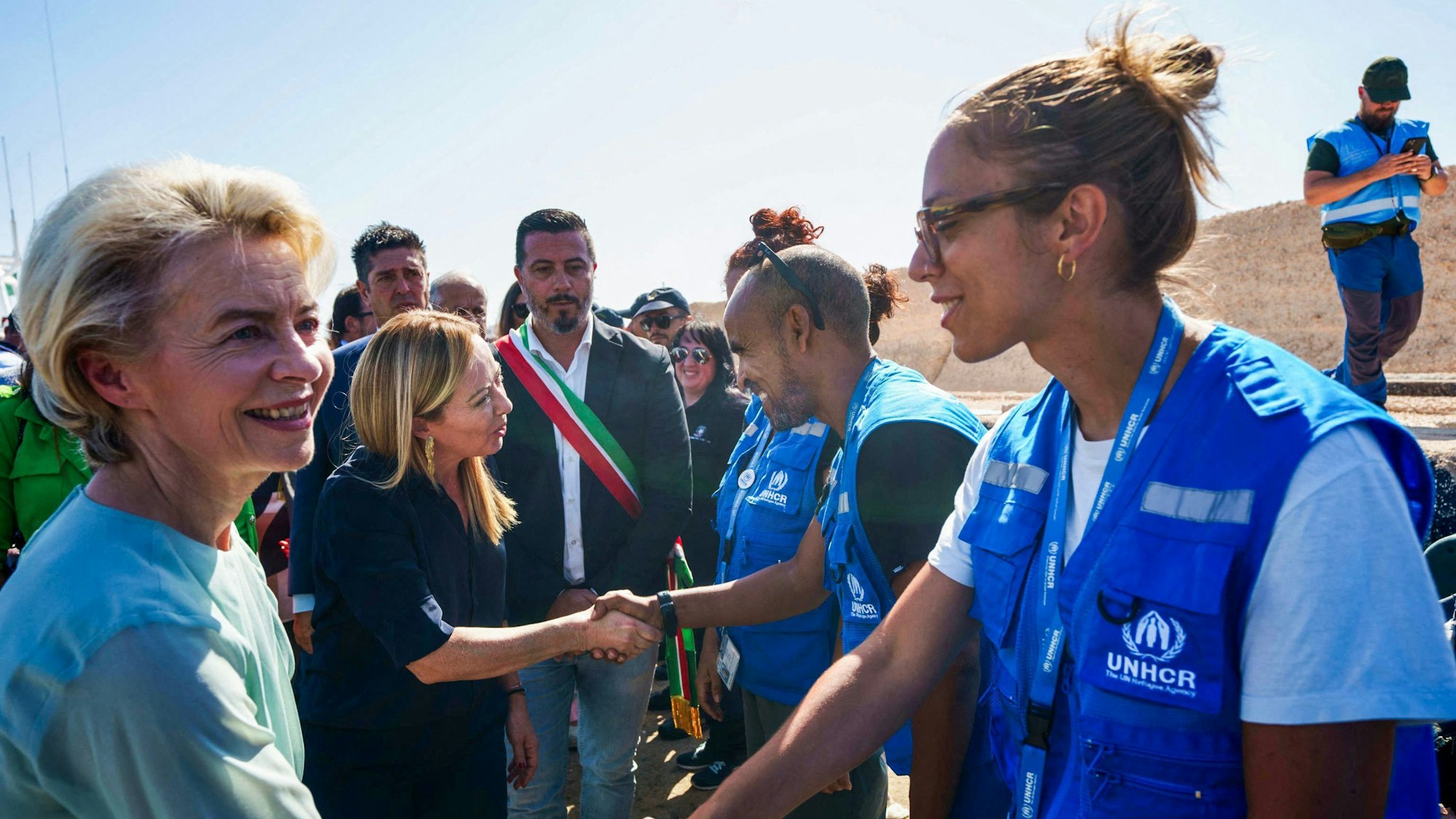 Sprechen auf Lampedusa mit Flüchtlingshelfern: EU-Kommissionspräsidentin Ursula von der Leyen und Italiens Ministerpräsidentin Giorgia Meloni