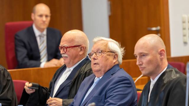 Bonn: Der angeklagte Bankier Christian Olearius (M) steht zwischen seinen Anwälten Peter Gauweiler (l) und Rudolf Hübner im Gerichtssaal im Bonner Landgericht.