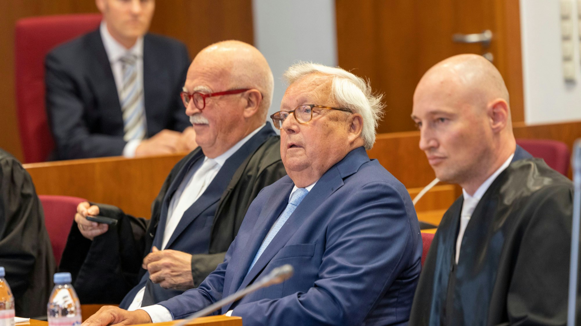 Bonn: Der angeklagte Bankier Christian Olearius (M) steht zwischen seinen Anwälten Peter Gauweiler (l) und Rudolf Hübner im Gerichtssaal im Bonner Landgericht.