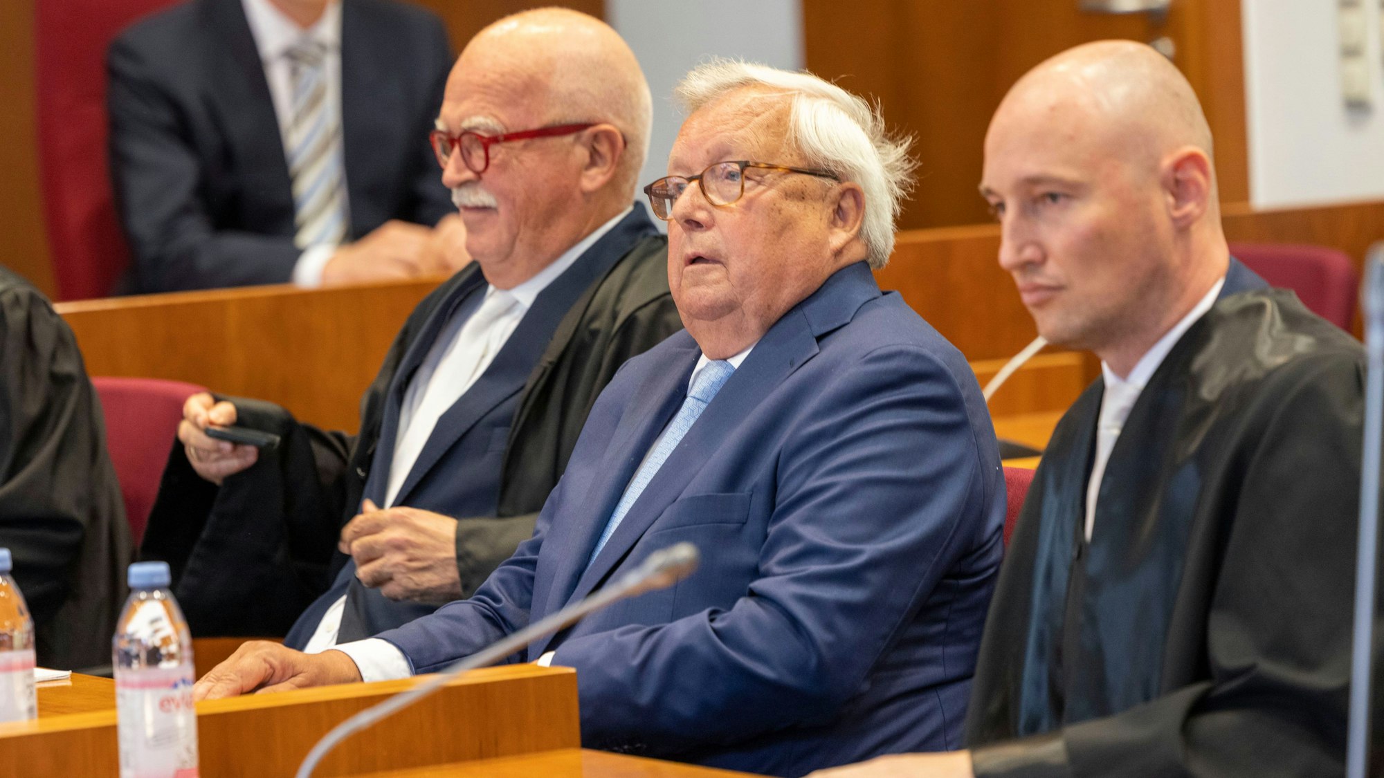 Das Foto zeigt Christian Olearius zwischen seinen Anwälten Peter Gauweiler und Rudolf Hübner.