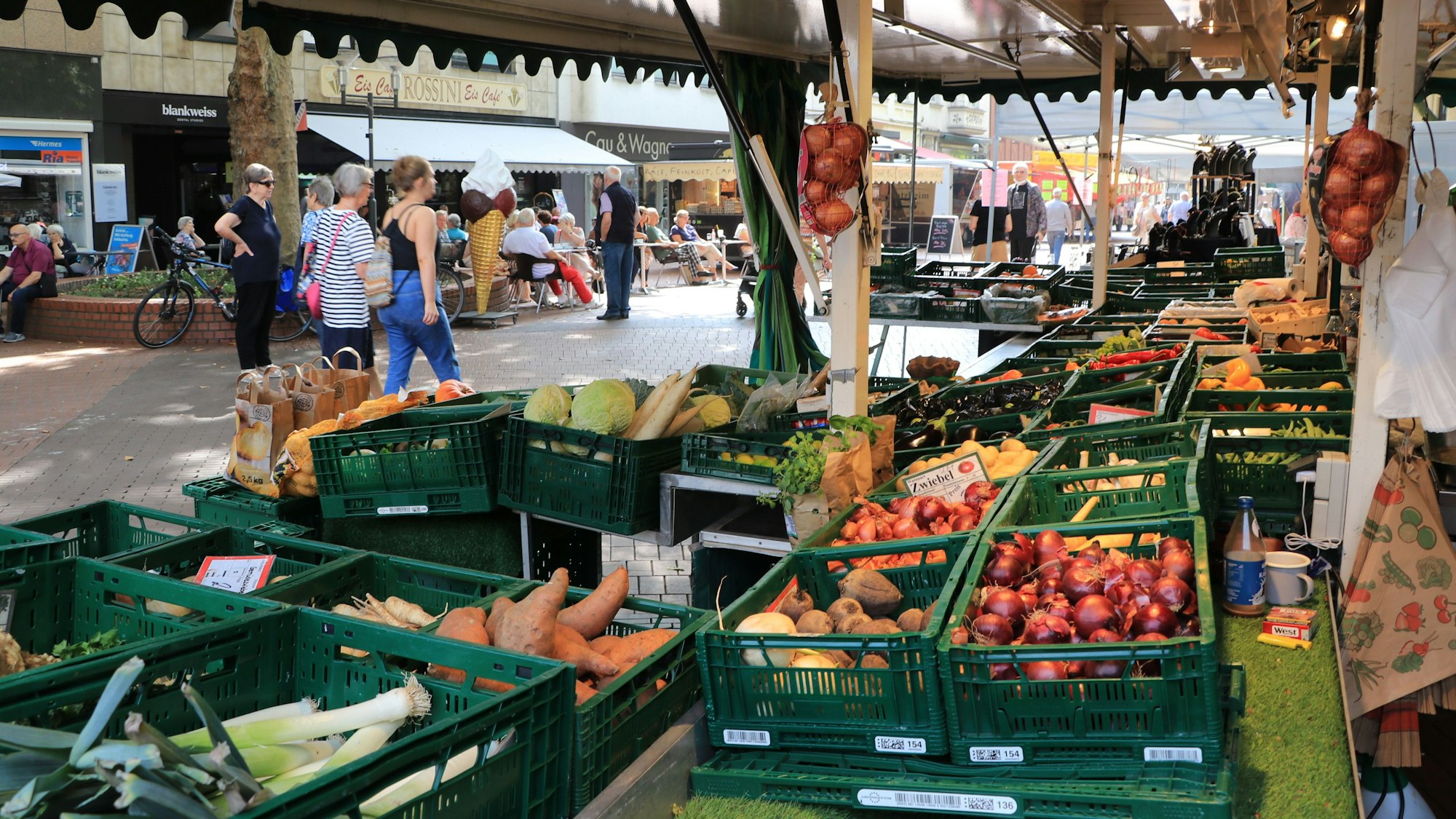 Auf dem Bild ist ein Markstand mit Obst und Gemüse zu sehen.