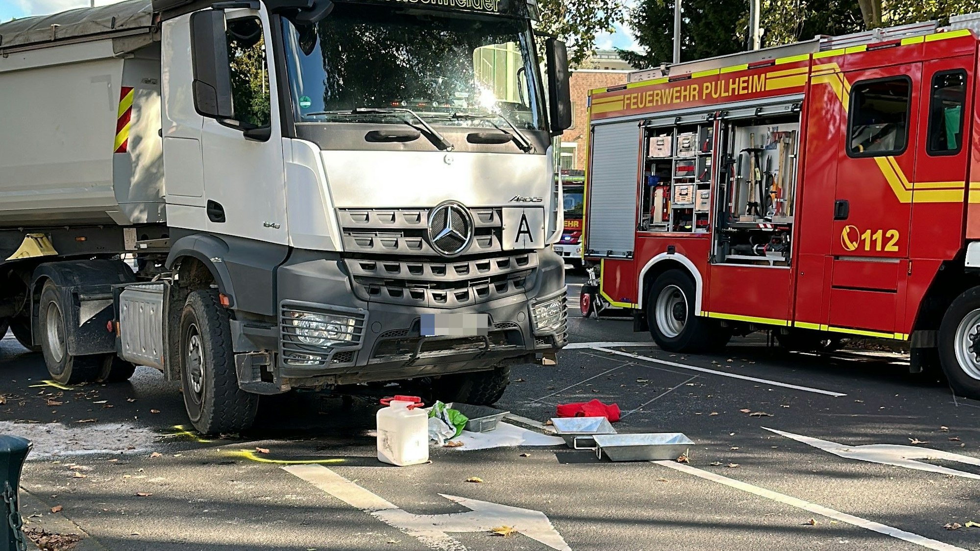 Auf dem Foto ist der Lkw zu sehen, darunter liegt das Fahrrad des Jungen.
