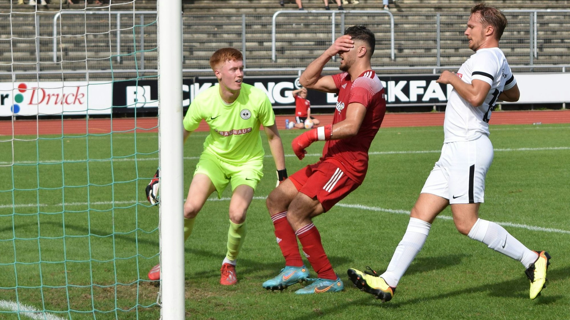 Kizil schlägt die Hände vor dem Gesicht zusammen