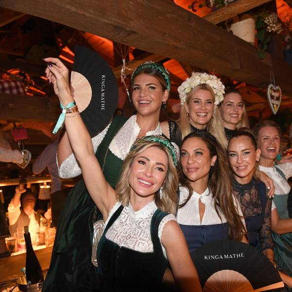 17.09.2023, Bayern, München: Die Designerin Kinga Mathe (unten l-r) feiert mit den Models Lilly Becker, Alessandra Meyer-Wölden, Monica Ivancan, der Influencerin Farina Opoku (oben l-r), der Moderatorin Jennifer Knäble und der Westwing-Co-Gründerin Delia Lachance beim 25 jährigen Jubiläum des "Almauftrieb" im Käfer-Zelt. Die 188. Wiesn findet dieses Jahr vom 16.09.- 03.10.2023 statt. Foto: Felix Hörhager/dpa +++ dpa-Bildfunk +++