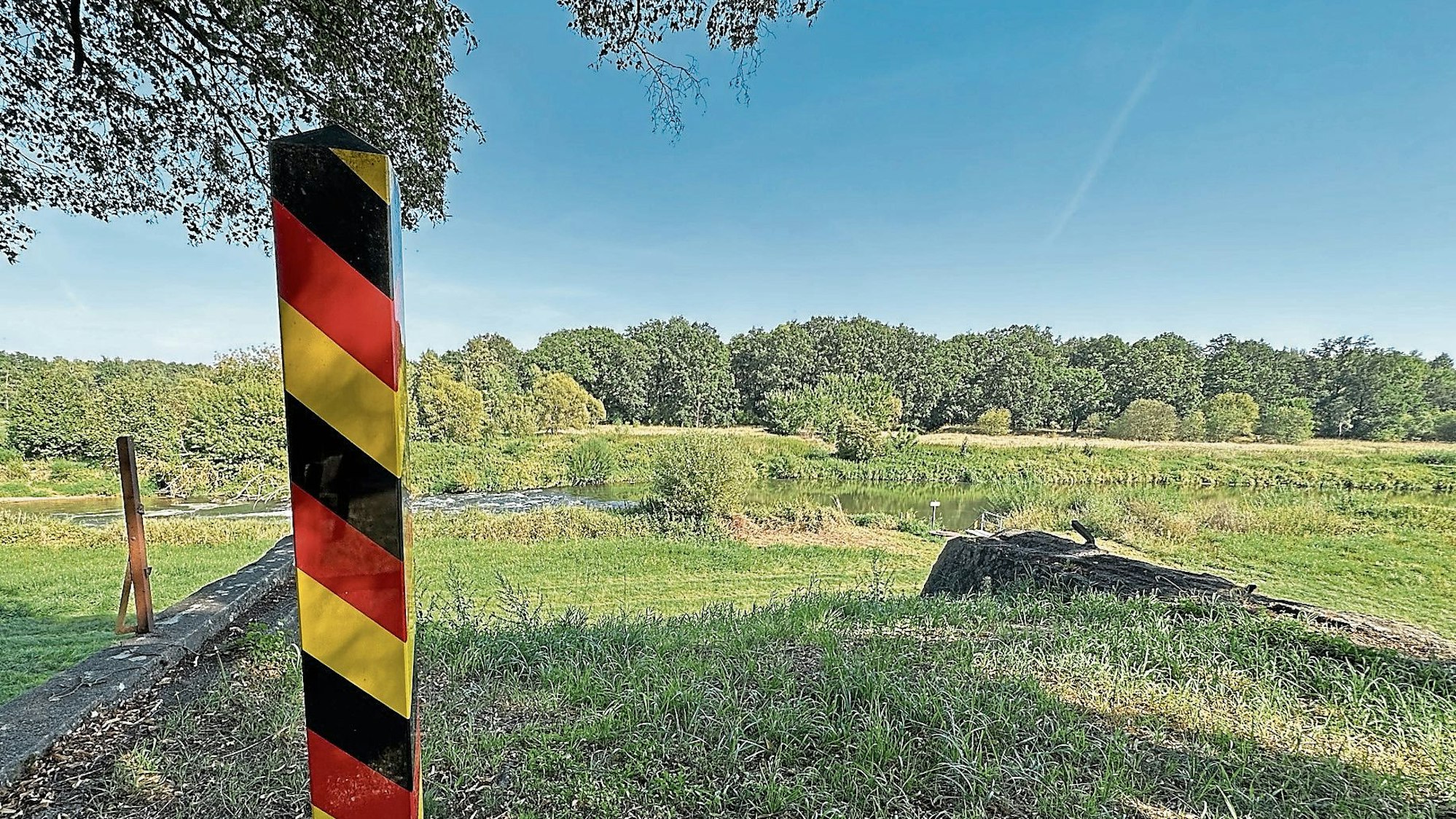 Die Grenze zu Polen - im Hintergrund fließt die Lausitzer Neiße