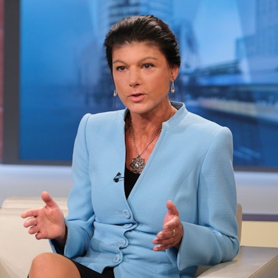 ARD/NDR - ANNE WILL, "Mühsame Offensive, ferner Frieden – Braucht die Ukraine noch mehr Unterstützung?", am Sonntag (17.09.23) um 21:45 Uhr  im ERSTEN.  Sahra Wagenknecht (Die Linke), 
  © NDR/Wolfgang Borrs, honorarfrei - Verwendung gemäß der AGB im engen inhaltlichen, redaktionellen Zusammenhang mit genannter NDR-Sendung bei Nennung "Bild: NDR/Wolfgang Borrs" (S2). NDR Presse und Information/Fotoredaktion Tel: 040 4156-2306 oder -2305, pressefoto@ndr.de