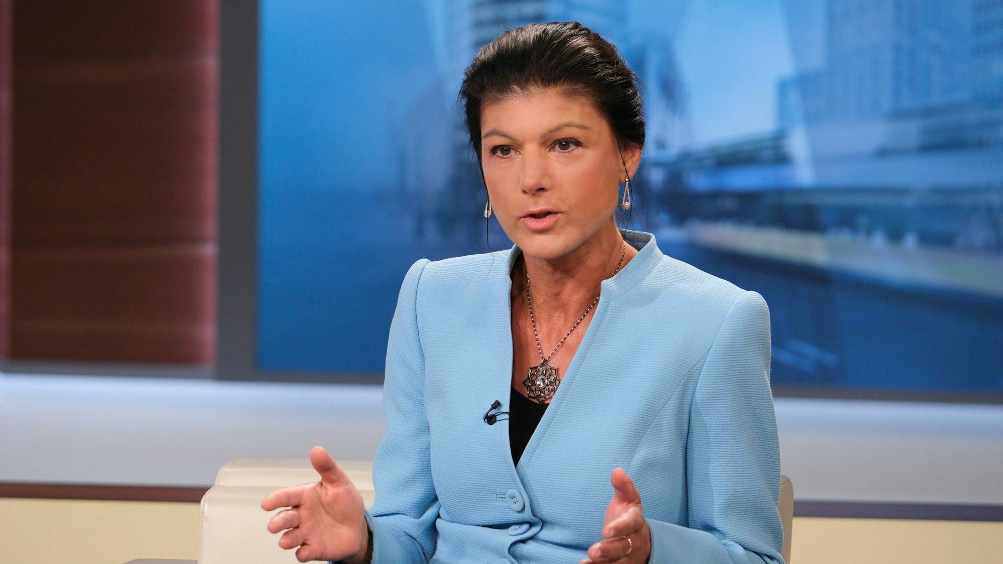 ARD/NDR - ANNE WILL, "Mühsame Offensive, ferner Frieden – Braucht die Ukraine noch mehr Unterstützung?", am Sonntag (17.09.23) um 21:45 Uhr im ERSTEN. Sahra Wagenknecht (Die Linke),
© NDR/Wolfgang Borrs, honorarfrei - Verwendung gemäß der AGB im engen inhaltlichen, redaktionellen Zusammenhang mit genannter NDR-Sendung bei Nennung "Bild: NDR/Wolfgang Borrs" (S2). NDR Presse und Information/Fotoredaktion Tel: 040 4156-2306 oder -2305, pressefoto@ndr.de