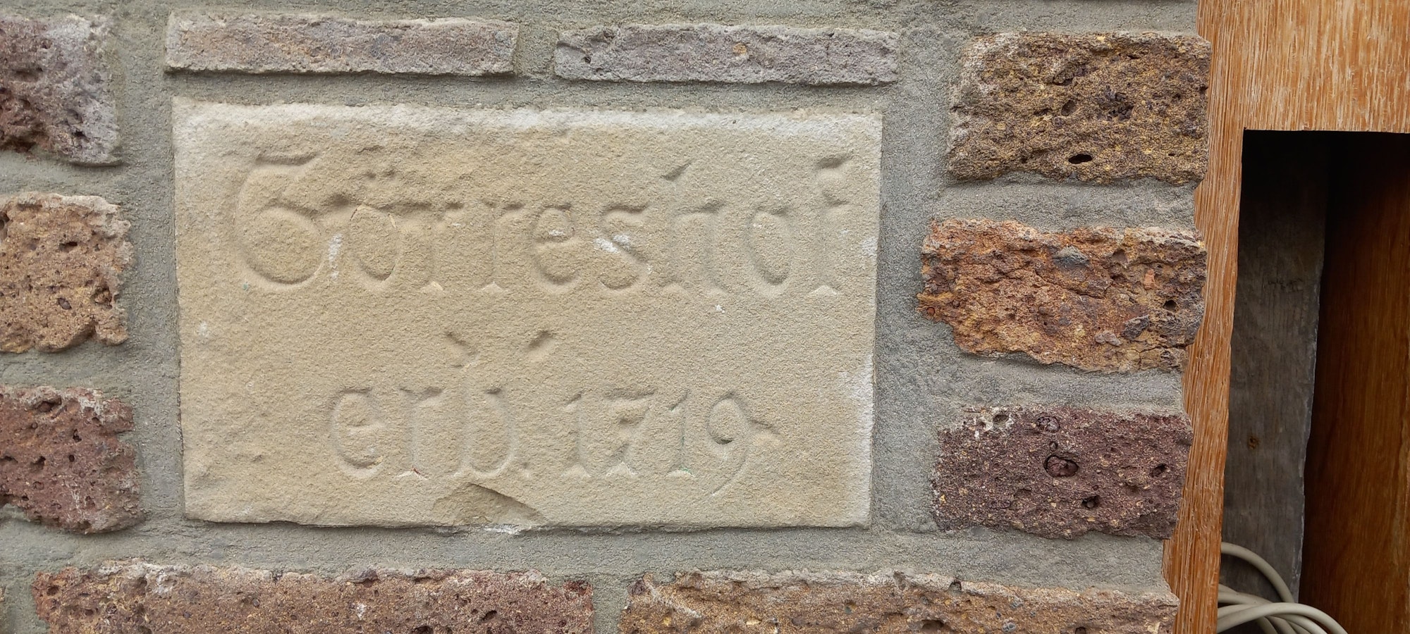 Der 1719 erbaute Görreshof (Haus 17, hinteres Fachwerkhaus) ist unversehrt, aber das Hinterhaus vom Feuer in der Nachbarschaft betroffen.