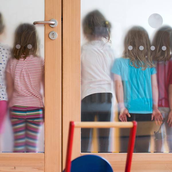 Kinder stehen in einer Kita