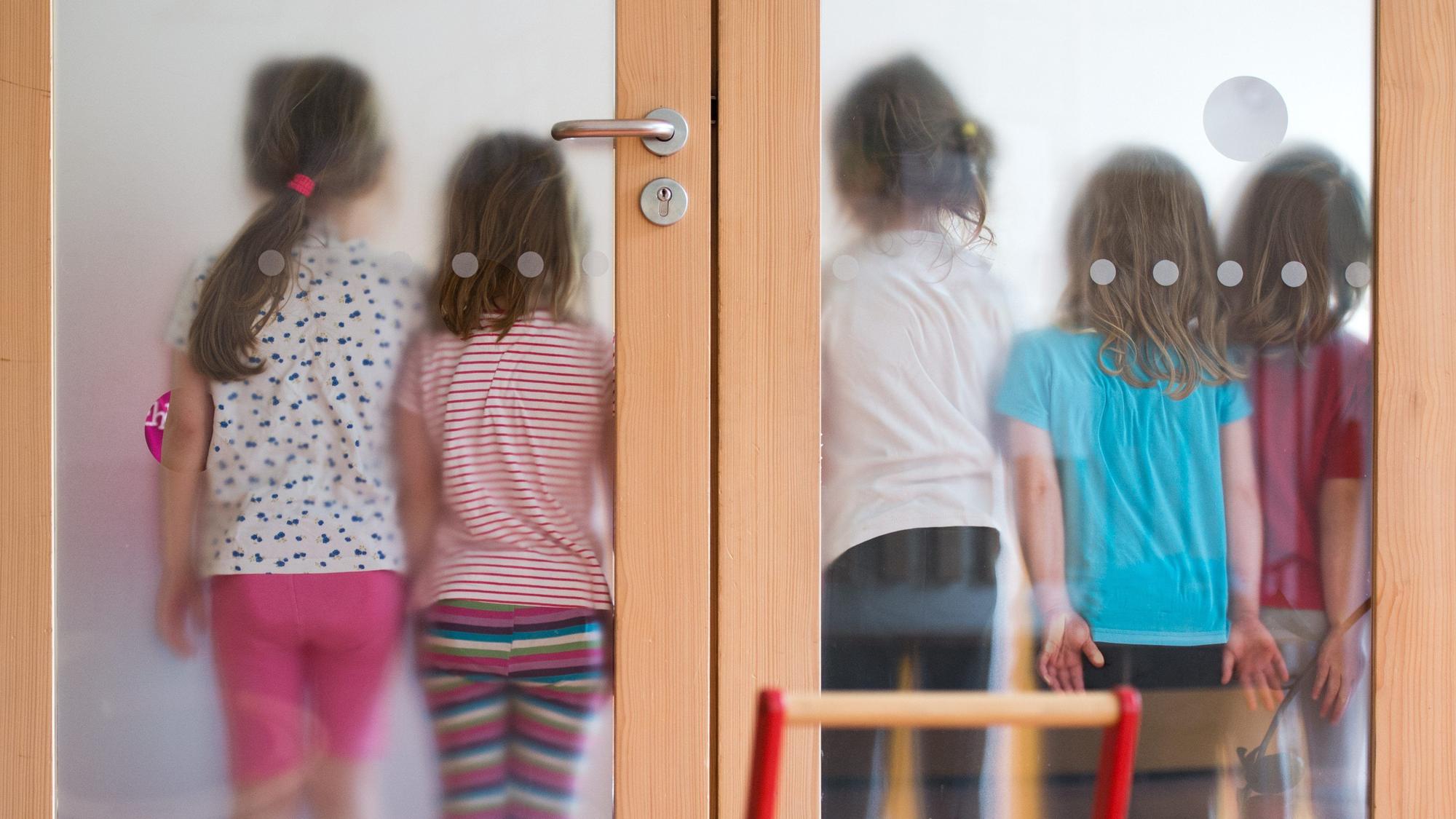 Kinder stehen in einer Kita
