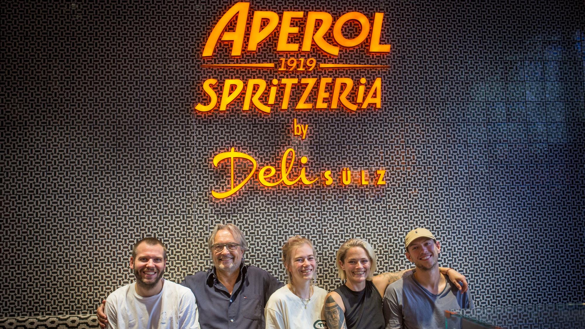 Das Team der Aperol Spritzeria und des Stukmans: Jan Hülsen (v.l.), Raimund Stuka, Charlotte Fischer, Judith Grazio und Dylan Stuka