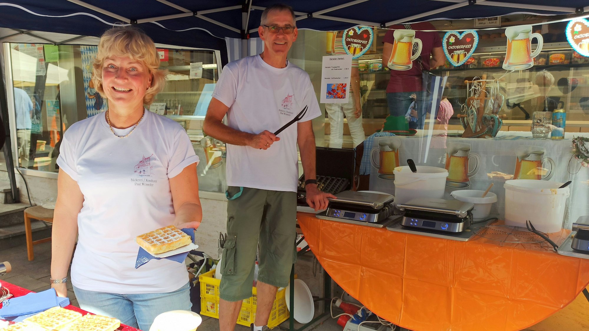 Margit und Hans-Dieter Günther boten an einem Verkaufsstand Waffen an.