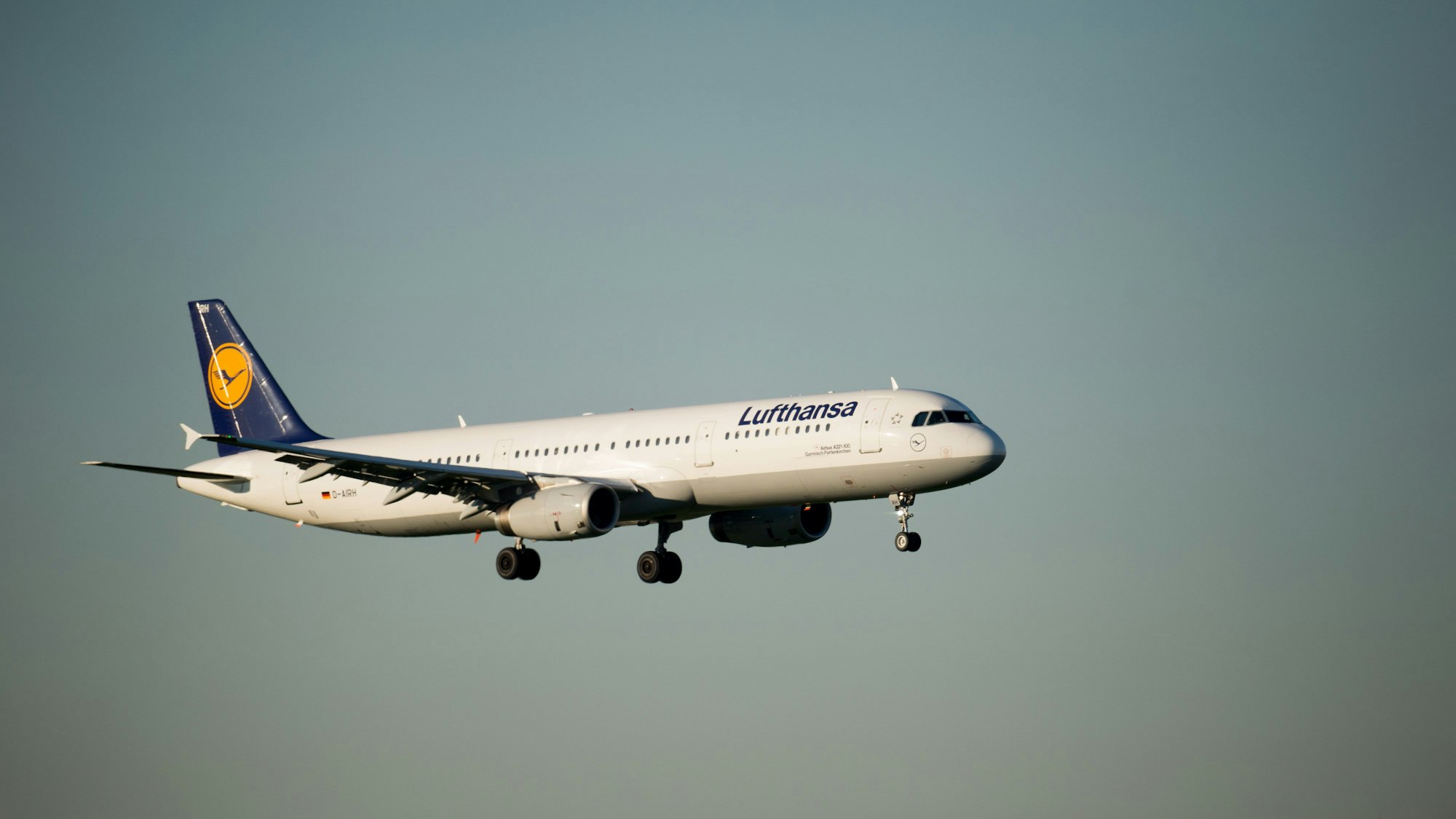 Ein Airbus A321-100 der Lufthansa landet am 09.09.2015 auf dem Flughafen in Hamburg.