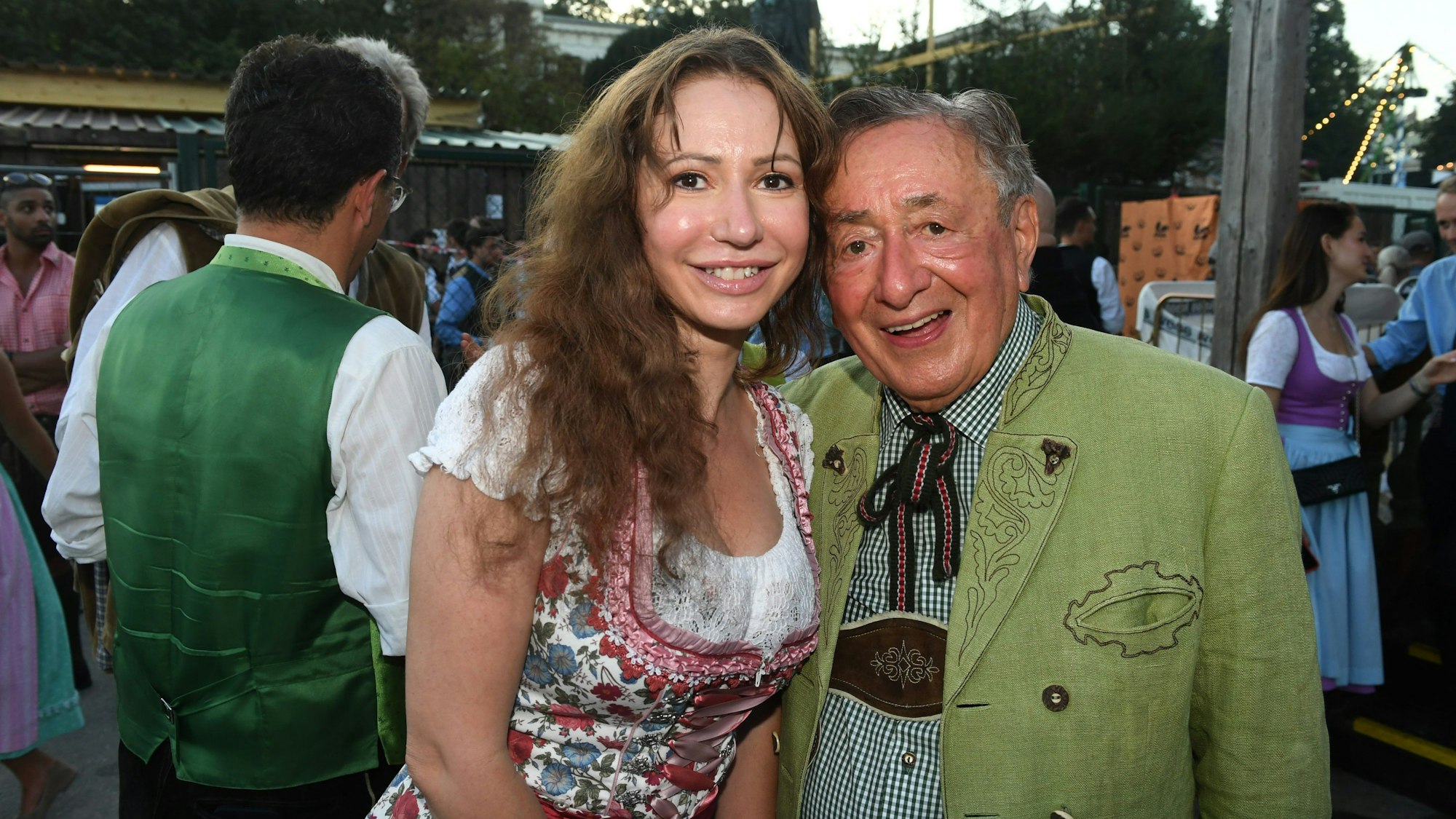 Geschäftsmann Richard Lugner schaute mit seiner Freundin Lisa (Täubchen) in München vorbei.