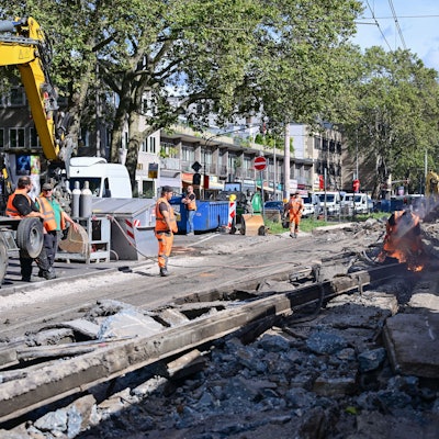 Entlang der Hahnenstraße werden jetzt Schienen und Weichen der KVB erneuert.