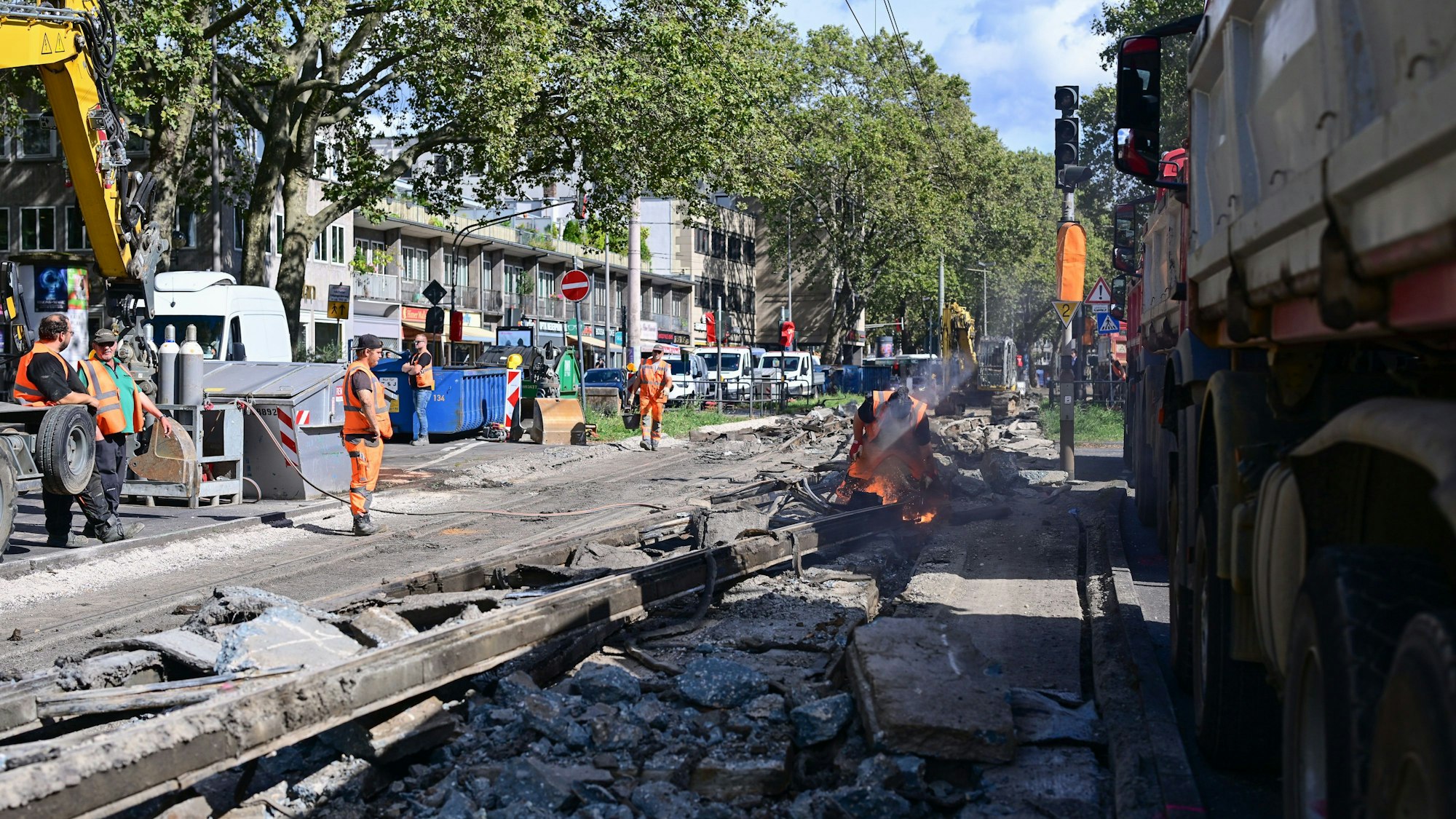 Entlang der Hahnenstraße werden jetzt Schienen und Weichen der KVB erneuert.