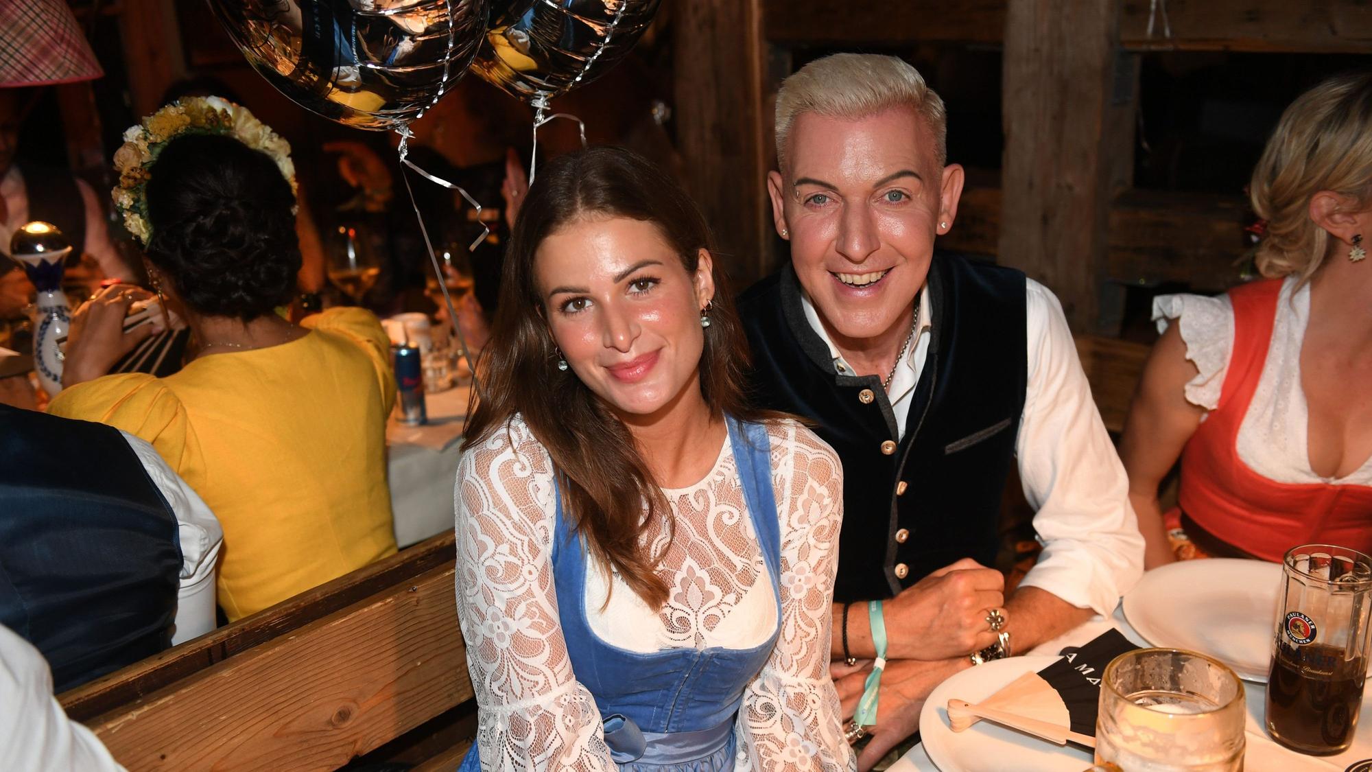 Trinkt nur Bier auf der Wiesn: Scooter-Sänger H.P. Baxxter und seine Freundin Sara.