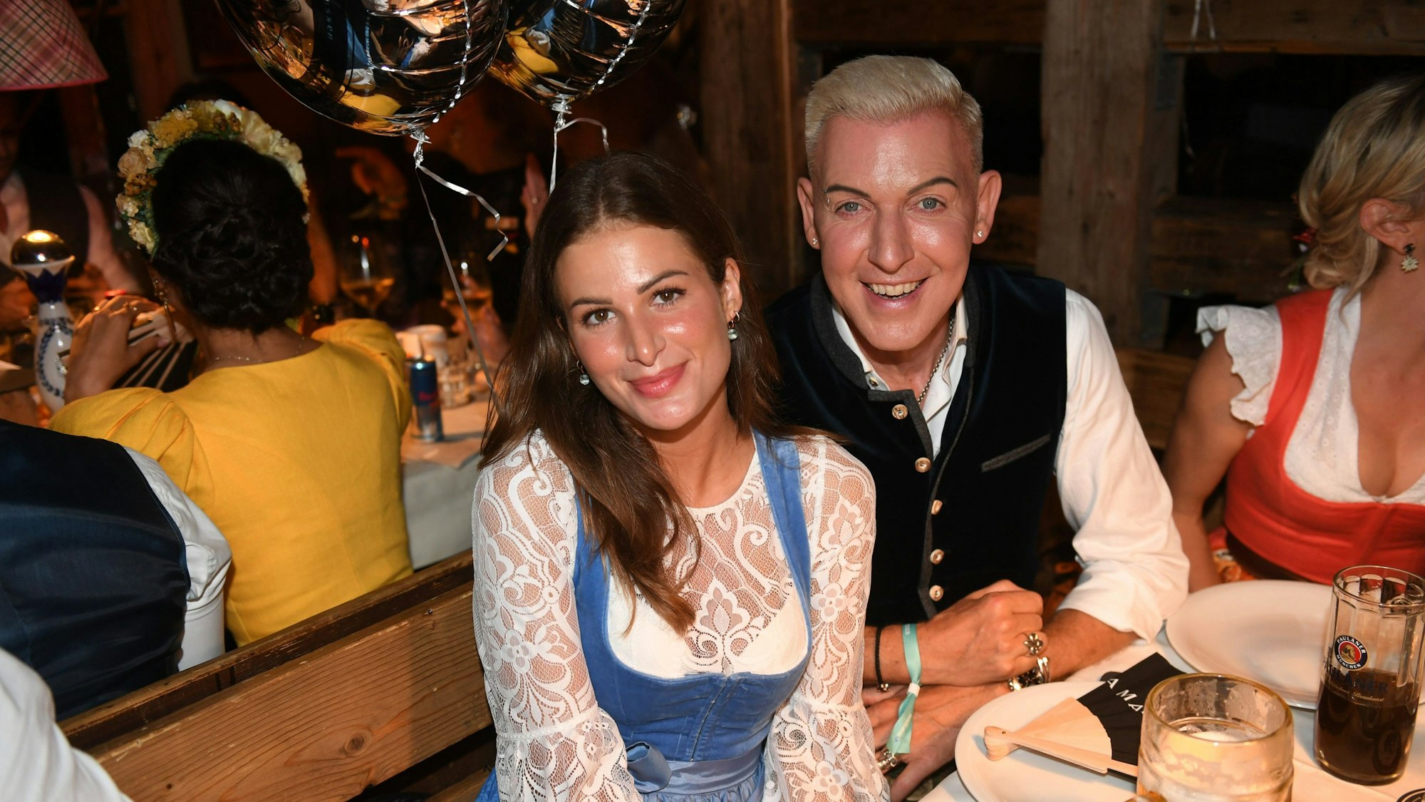 Trinkt nur Bier auf der Wiesn: Scooter-Sänger H.P. Baxxter und seine Freundin Sara.