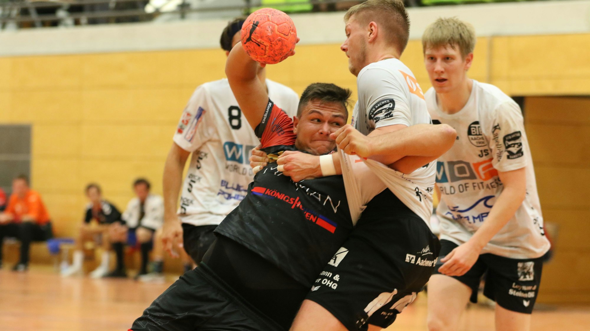 Das Bild zeigt Lukas Königshoven, wie er sich trotz Bedrängnis durchsetzt.