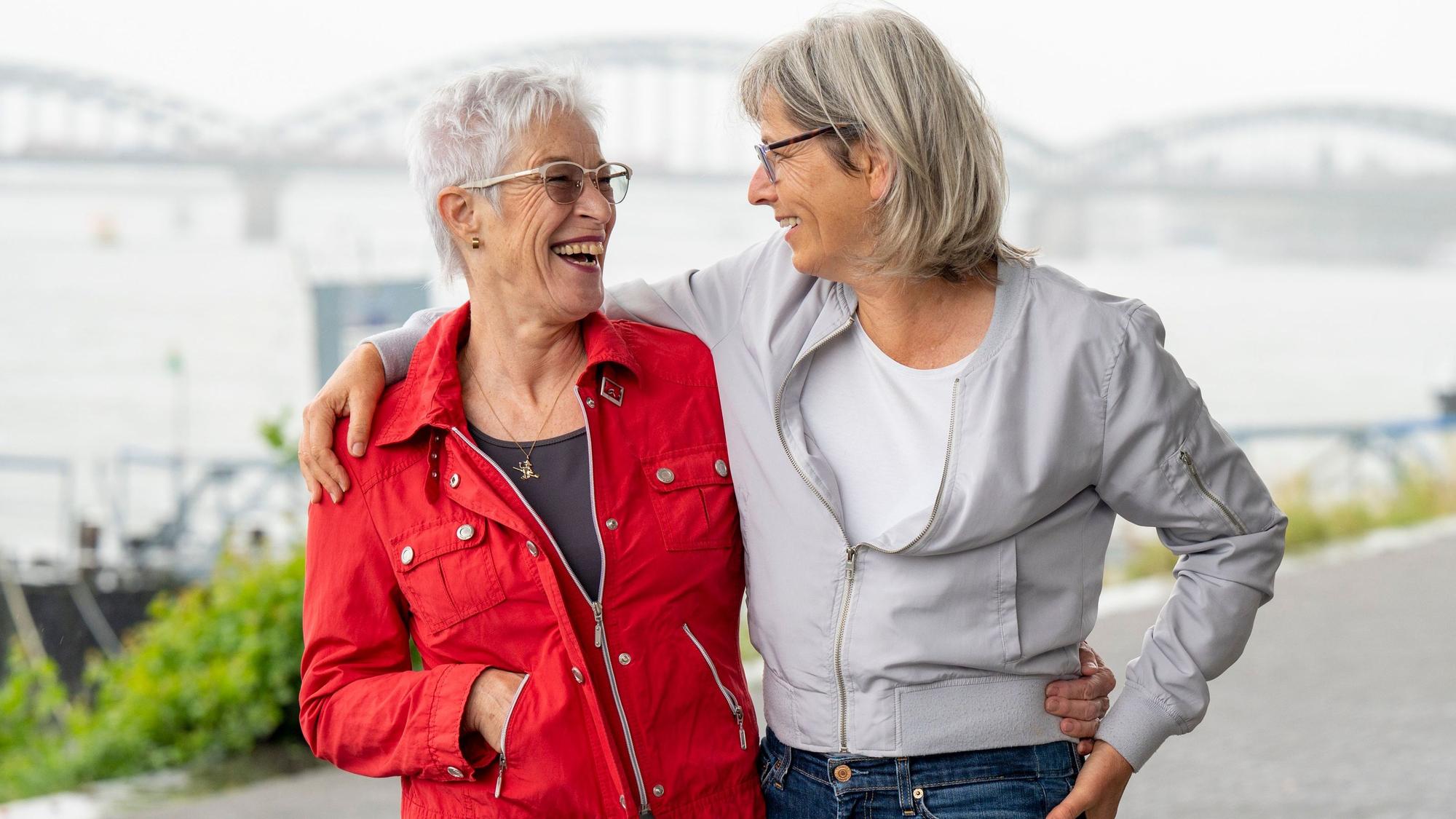 Die Freundinnen Rosa Henkel und Sibylle Kaminski lachen einander an.