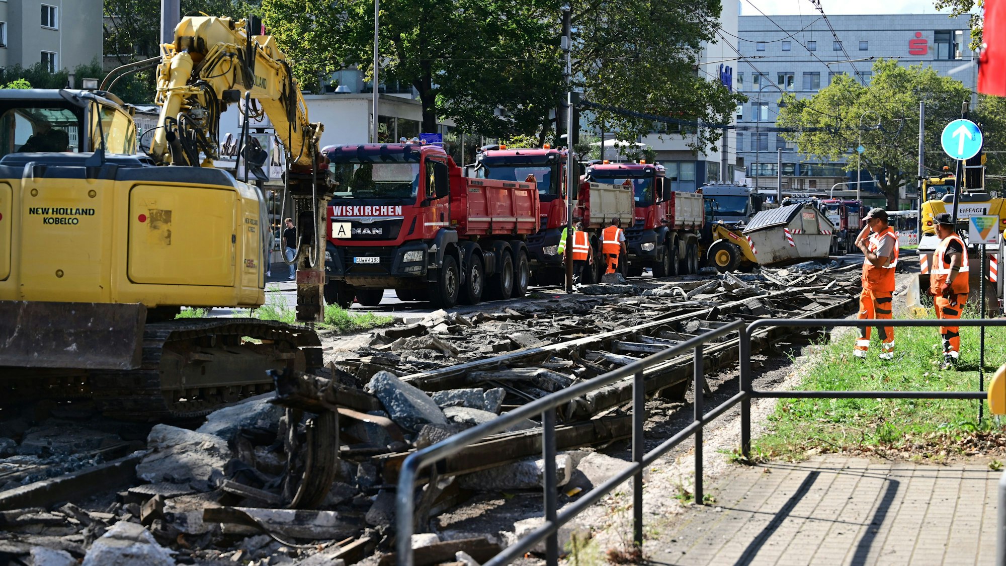 Ein Bagger steht auf Schienen und der Boden zwischen den Schienen ist ausgehoben.