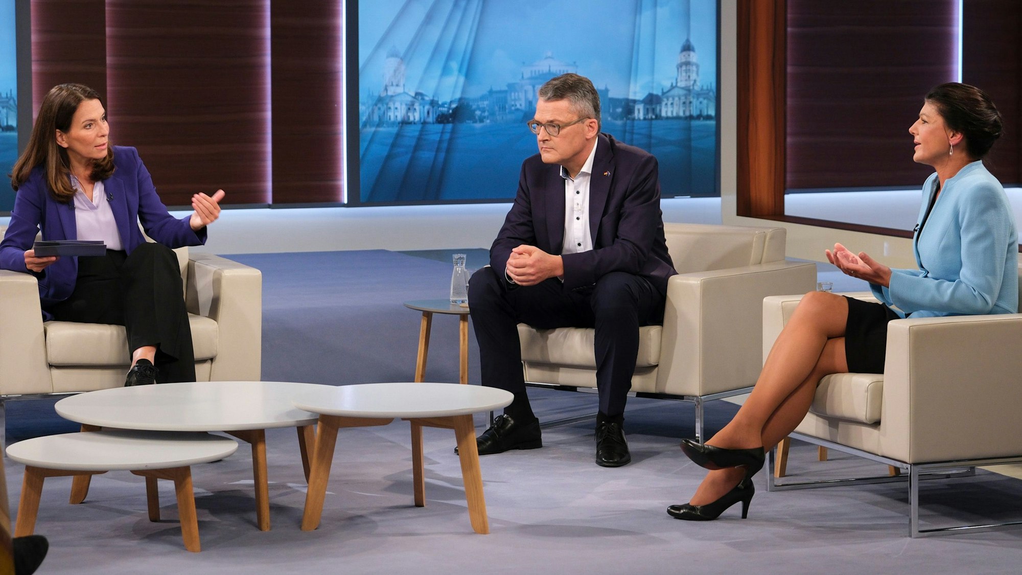 Talkshow-Auftritt in der ARD: Sahra Wagenknecht (r.) im Gespräch mit Moderatorin Anne Will (l.) und CDU-Politiker Roderich Kiesewetter.