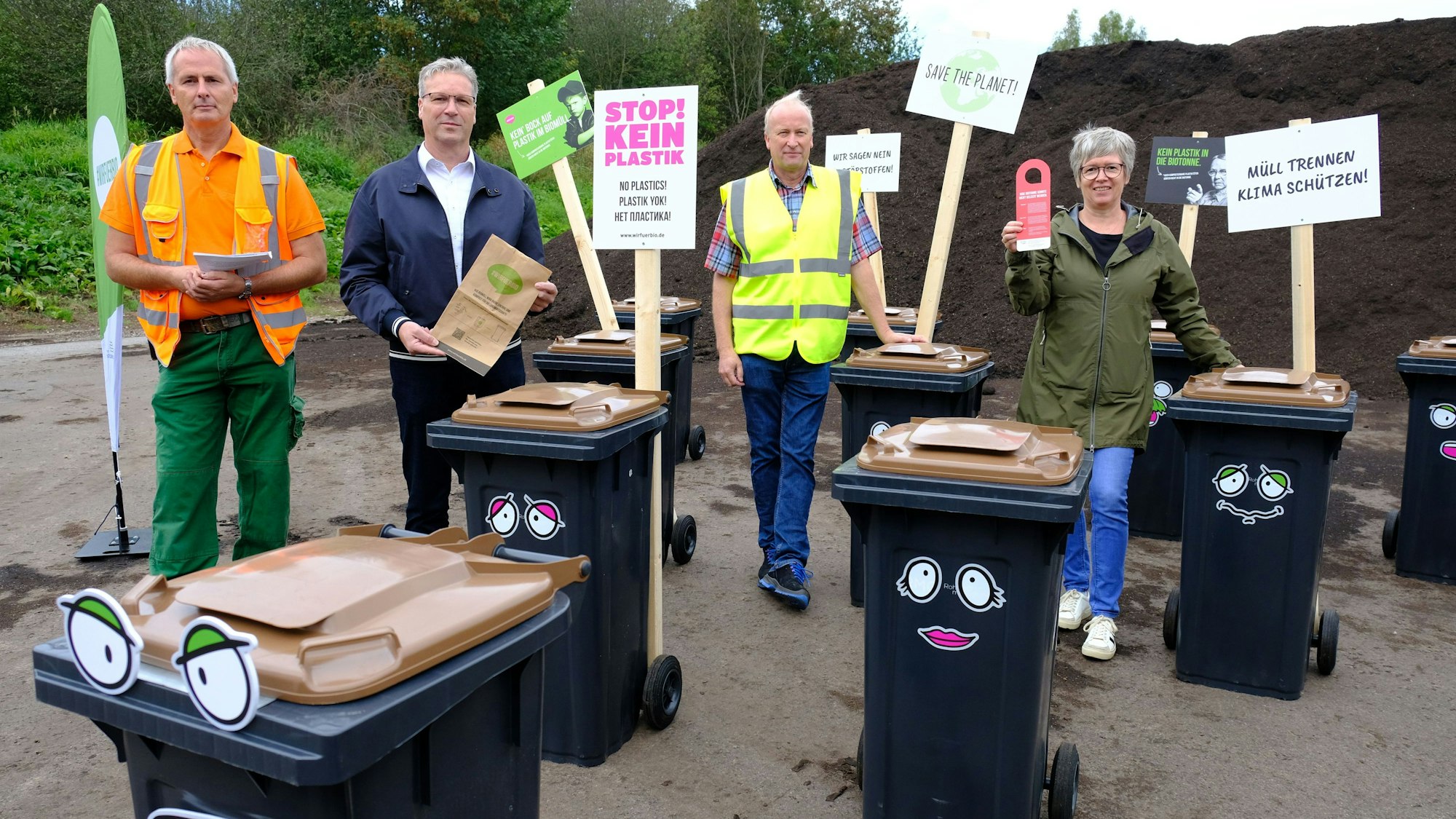 Abfallberaterin Karen Beuke (r.) und weitere Mitarbeiter der Kreisverwaltung zeigen Umweltsündern die symbolische Rote Karte.