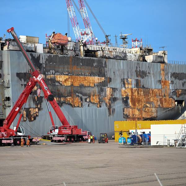 Der havarierte Autofrachter „Fremantle Highway“ steht im Hafen von Eemshaven an der niederländischen Nordseeküste. Die Brandursache ist immer noch unklar.