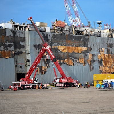 Der havarierte Autofrachter „Fremantle Highway“ steht im Hafen von Eemshaven an der niederländischen Nordseeküste. Die Brandursache ist immer noch unklar.