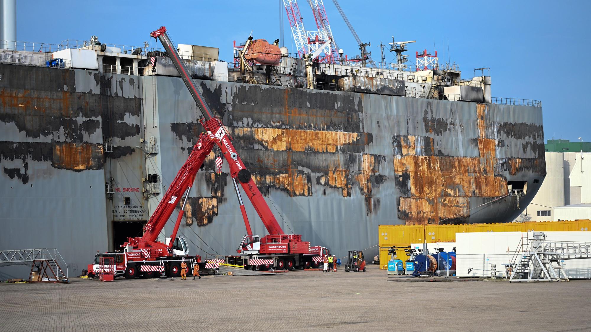 Der havarierte Autofrachter „Fremantle Highway“ steht im Hafen von Eemshaven an der niederländischen Nordseeküste. Die Brandursache ist immer noch unklar.