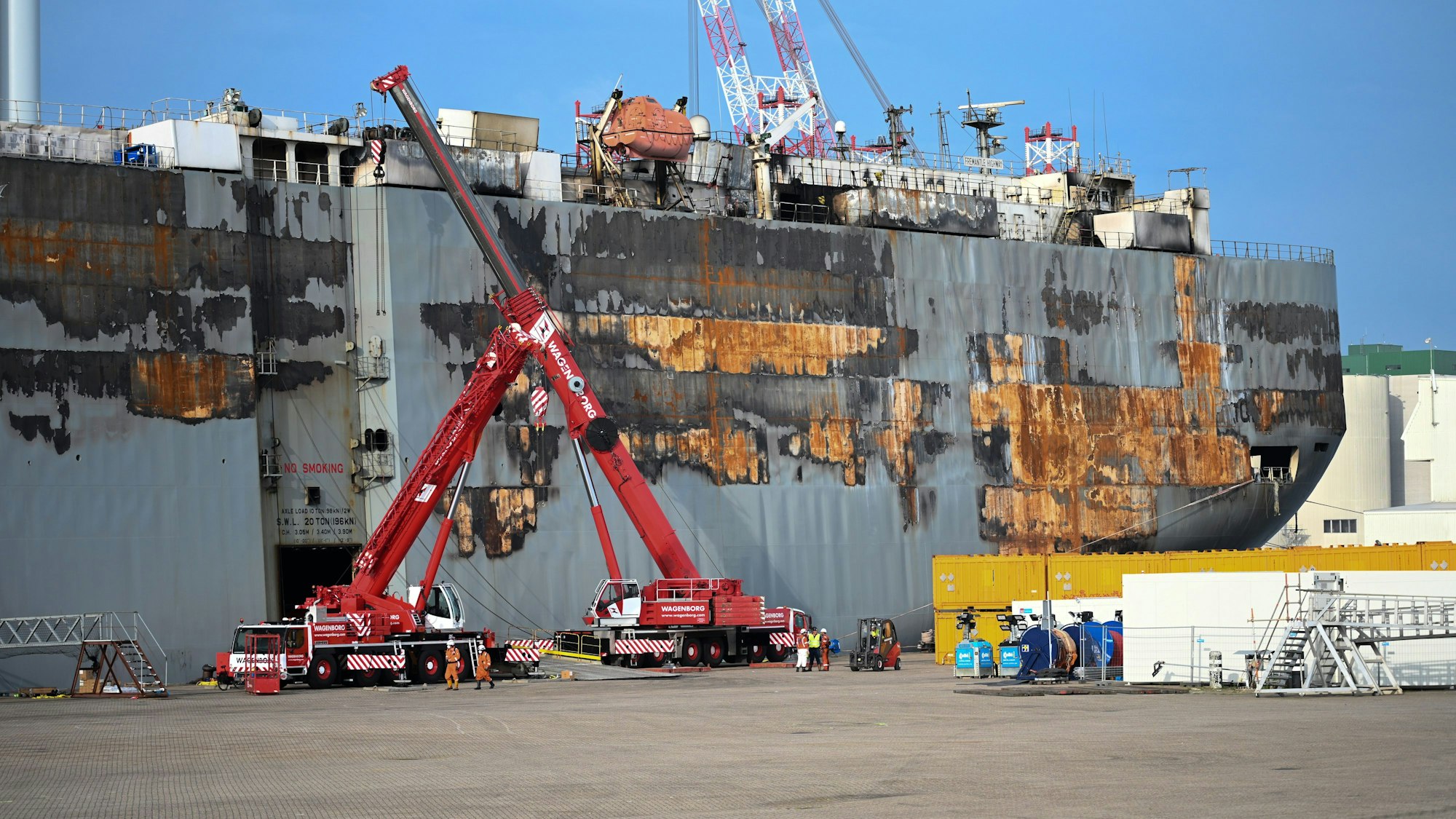 Der havarierte Autofrachter „Fremantle Highway“ steht im Hafen von Eemshaven an der niederländischen Nordseeküste. Die Brandursache ist immer noch unklar.